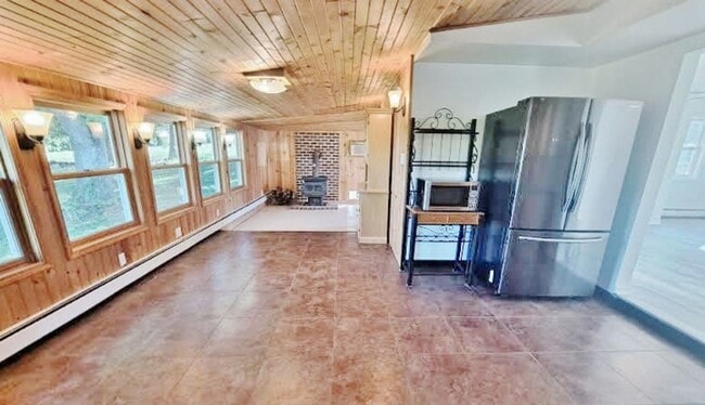 Building Photo - 3 Bed / 1-1/2 Bath Single Family Home