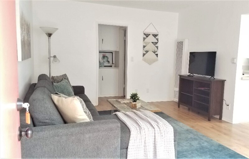 Building Photo - 21 S Venice Blvd