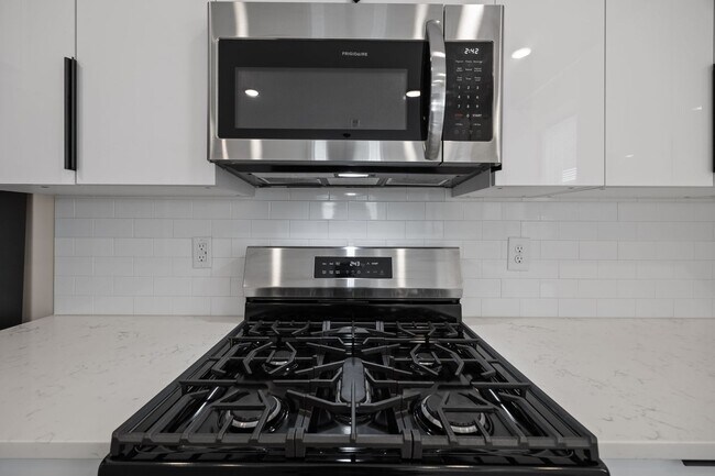 Building Photo - Stylish & Spacious Home in Prime Durham Location – Modern Living with Comfort & Convenience