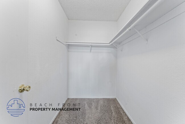 Building Photo - 9842 Hamilton Ave.