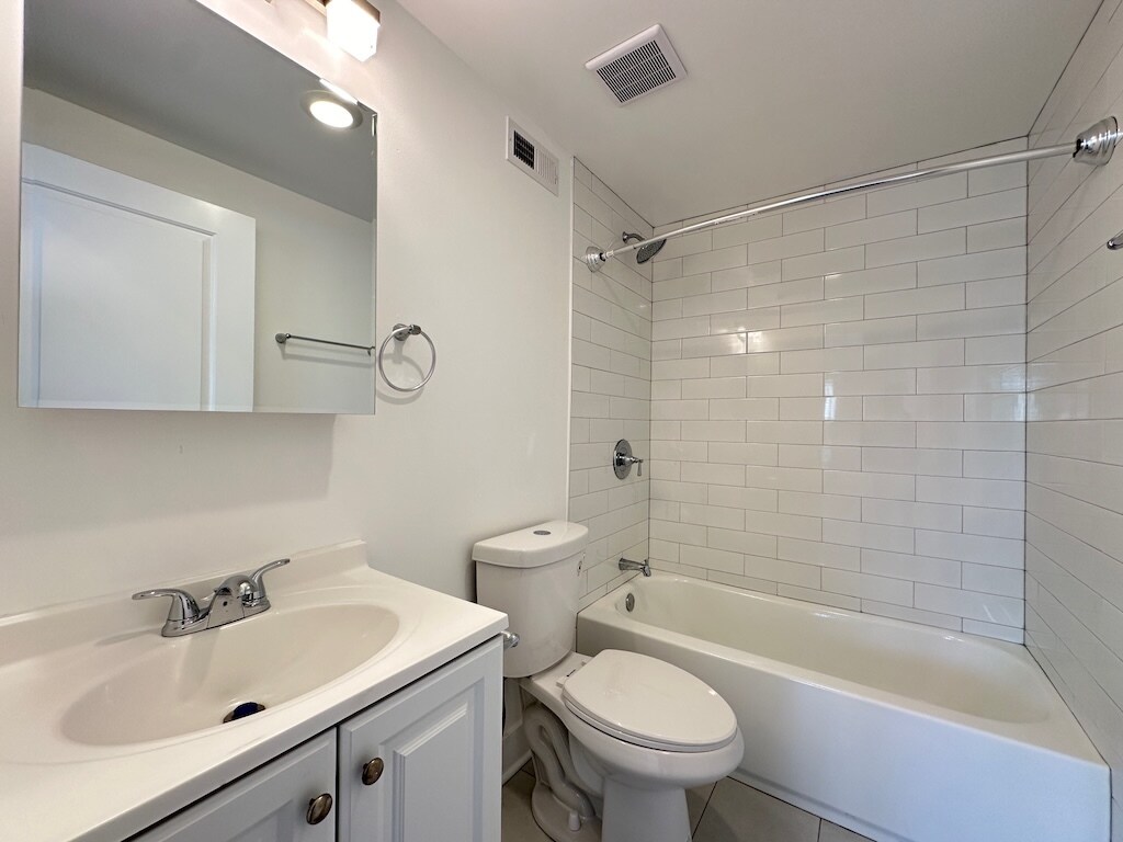 Building Photo - 3358 W Montrose Ave