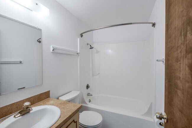 Building Photo - Beautiful 4 Bed, 2 Bath Townhouse with Lots of Closet Space and Laundry In Unit!