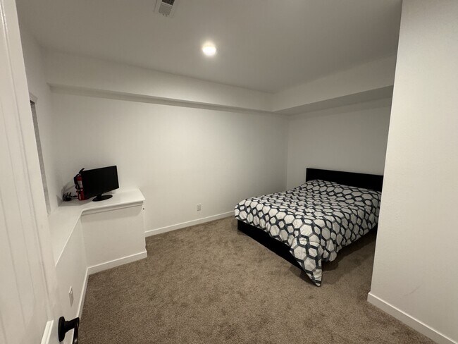 Building Photo - 912 McMurdo Cir