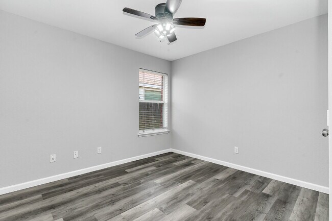 Building Photo - Welcome home to this beautifully maintained 4-bedroom, 2-bath, single-story home in the desirable...