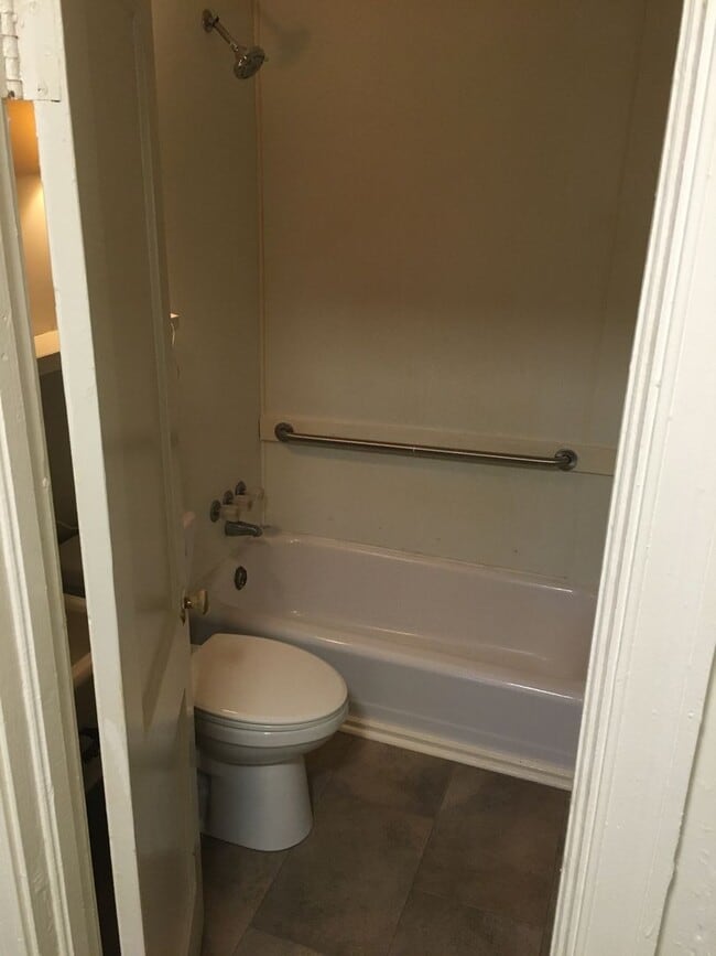 Building Photo - Large 2/1 Home, includes bonus room- Sherwood Forest- $995