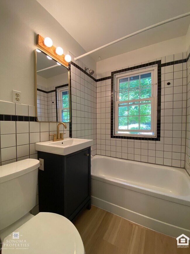 Building Photo - Inviting 3BD/2BA Home in Glen Ellen