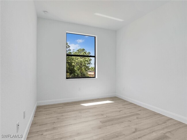 Building Photo - 633 Cane St E