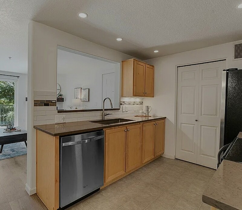 Building Photo - 720 NW 185th Ave
