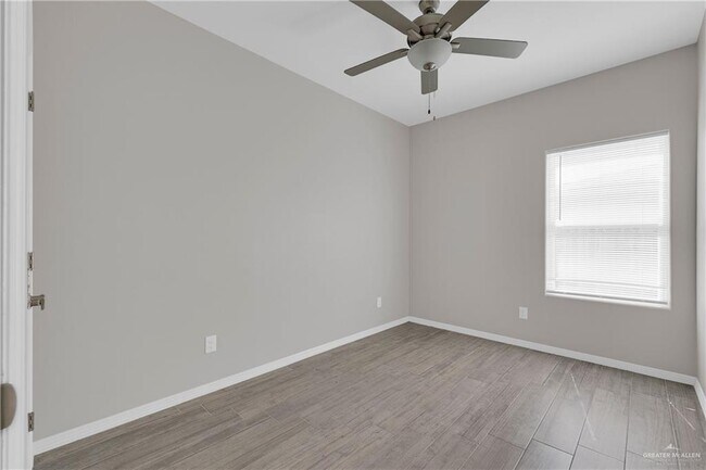 Building Photo - 16 S Dahlia St