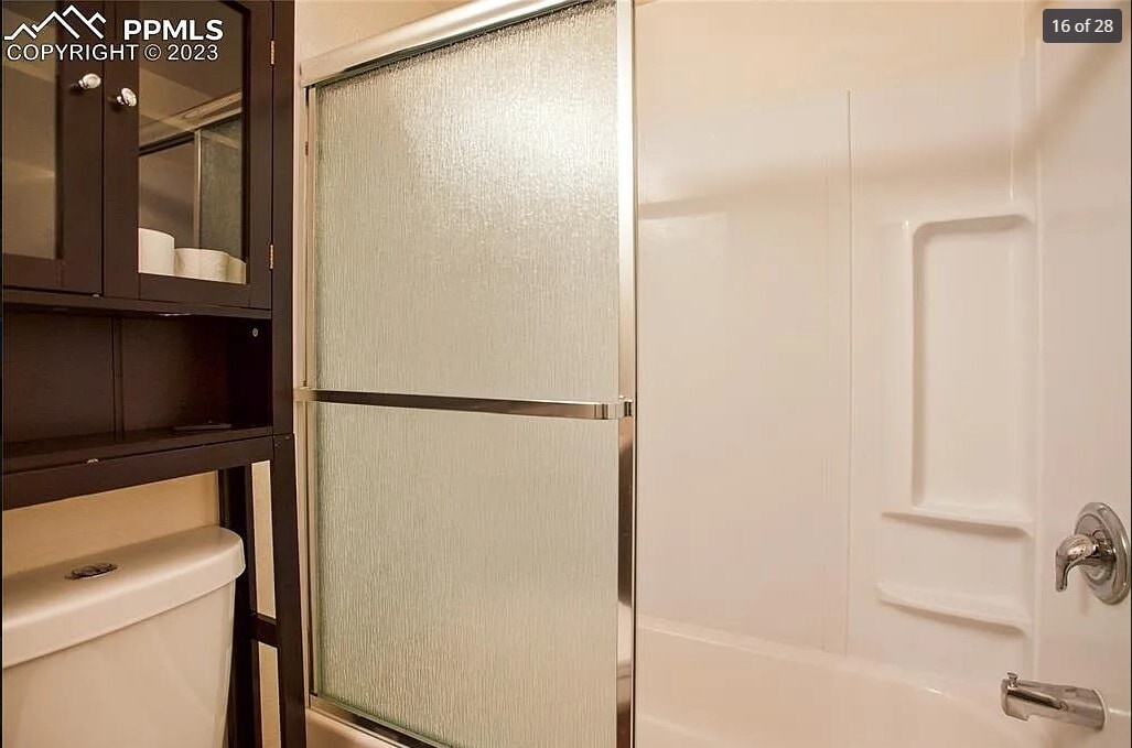 Bathroom Tub/Shower - 206 W Carr Ave