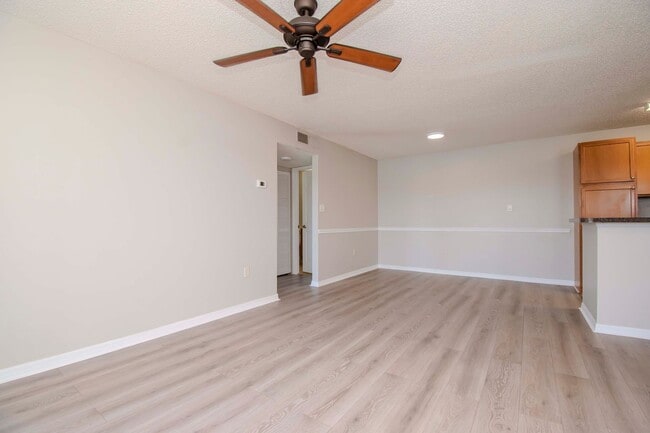 Building Photo - Lake Front 1BR + Den -Move In Special Available