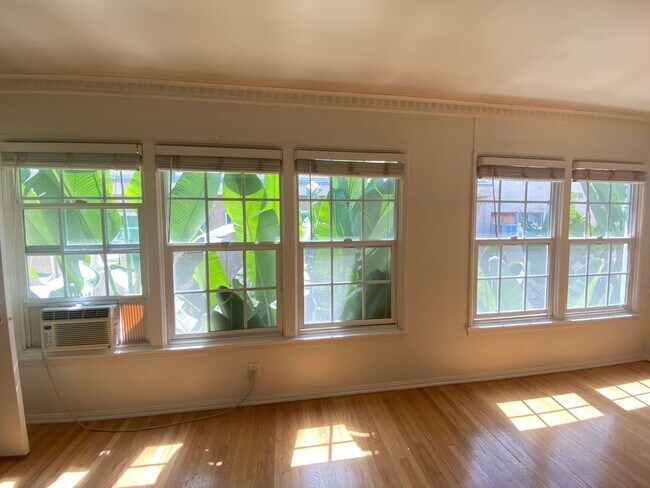 Building Photo - 1 Bed + 1 Bath Second Floor Unit!