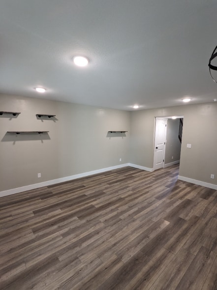 Building Photo - 231 150