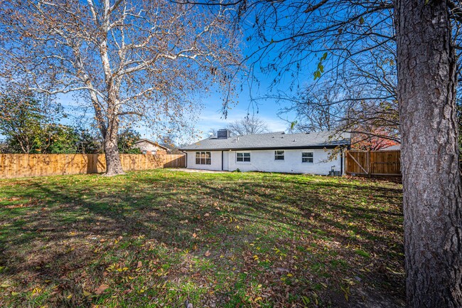 Building Photo - Updated 3 Bedroom with Fenced Yard