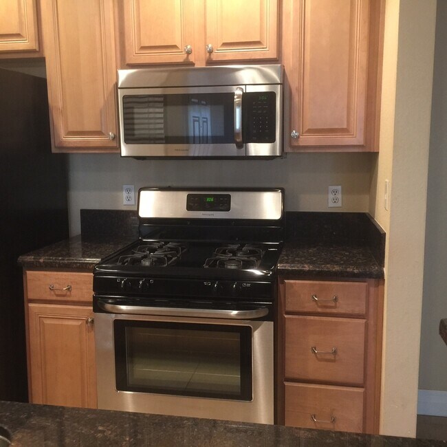 Building Photo - Gated Community * Downstairs 1 bedroom * Community Pool & Fitness Room