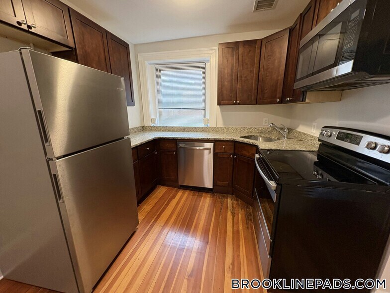 Building Photo - 1463 Beacon St