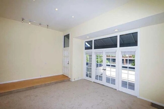 Building Photo - Spacious 2 Bedroom 2-1/2 Bathroom Townhome with 2-car garage in La Jolla near UCSD
