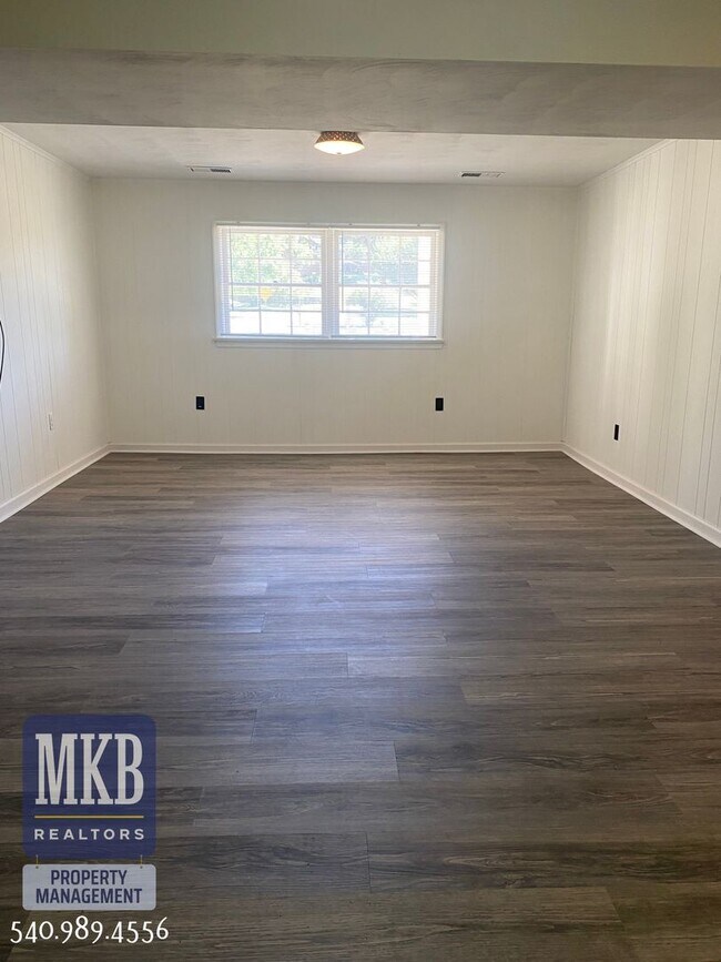 Building Photo - 4 Bedrooms, 2.5 Baths, Split Foyer, Locate...