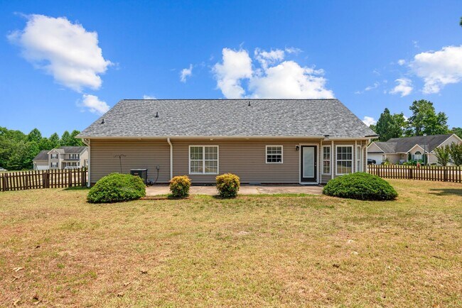 Building Photo - 3 Bed 2 Bath Convenient to Fayetteville and Raleigh