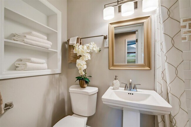 Building Photo - 1824 Roanoke Ave