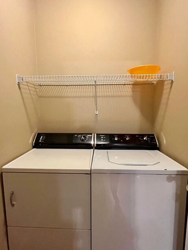 Building Photo - Gorgeous townhome in Redmond