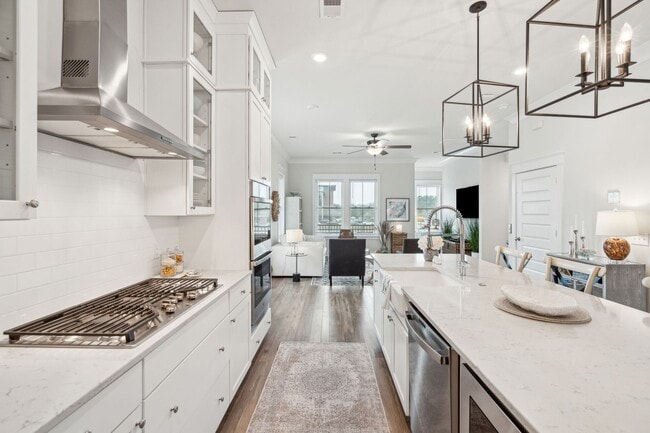 Building Photo - 3/3.5 End-Unit Townhome in Midtown Mt. Pleasant!