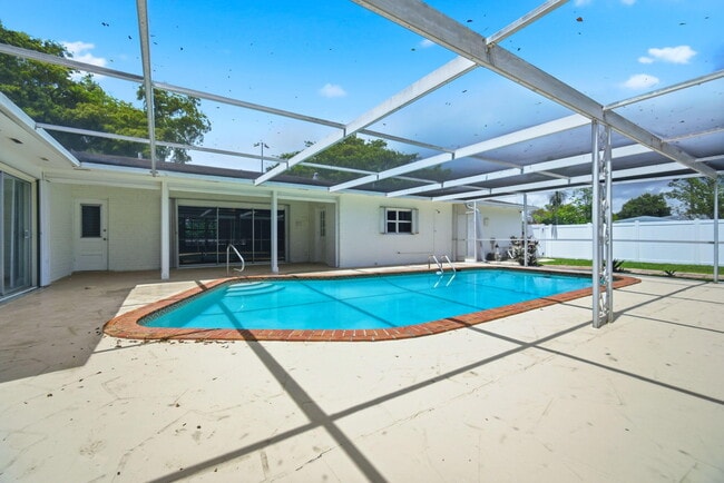 Building Photo - 321 E Chaminade Dr