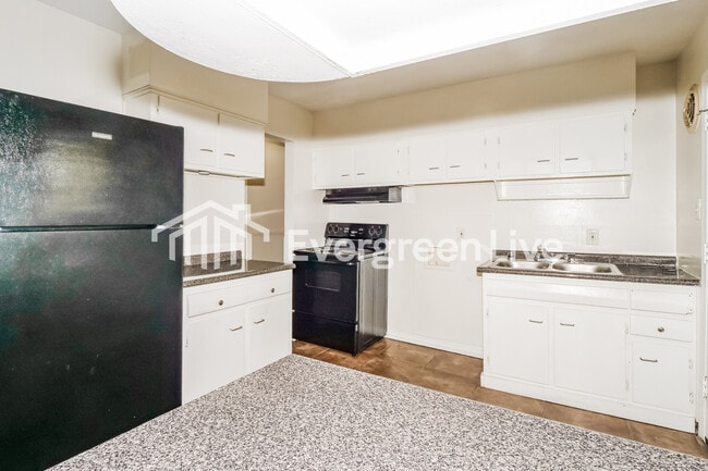 Building Photo - 2136 Pamela Dr