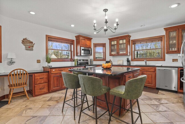 Building Photo - 924 Capital St