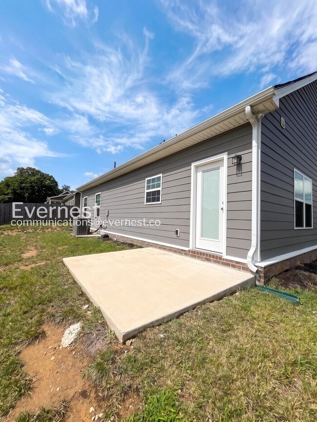 Building Photo - Limited Time Special Offer / 4 Bed, 2 Bath Home with and Garage / Pet-Friendly / Vouchers Accepte...