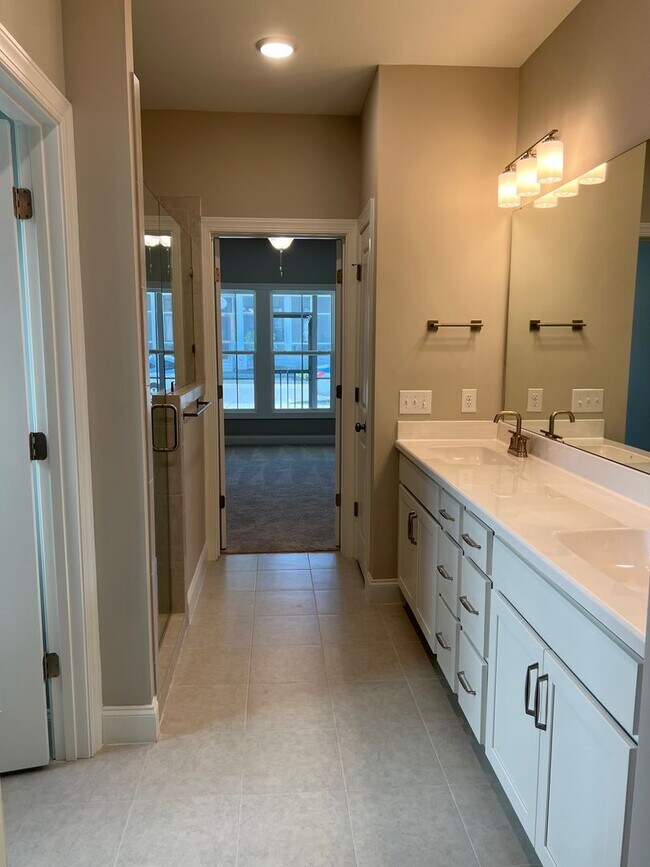 Building Photo - Lovely 3 BR Townhouse in Washington Square...