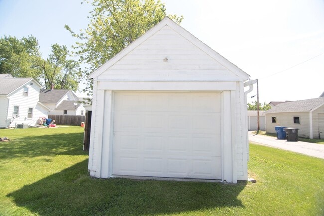 Building Photo - 2 bed 1 bath Moline house!