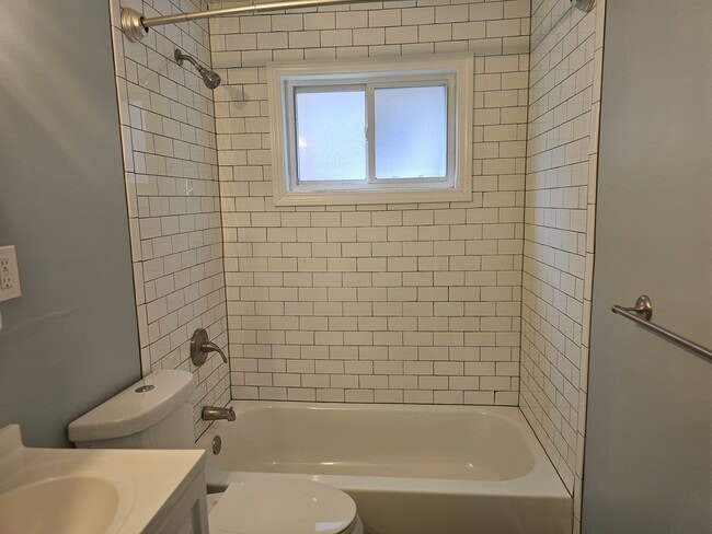 Building Photo - 2 bedroom 1 bath apartment located in Bell...