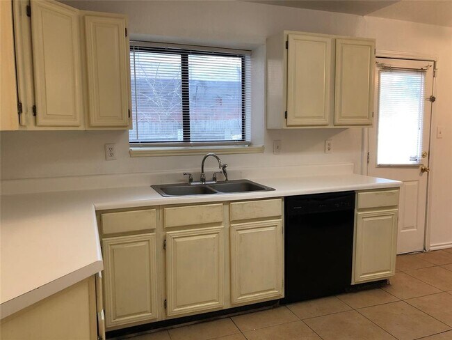 Building Photo - 2211 Woodland Oaks Dr