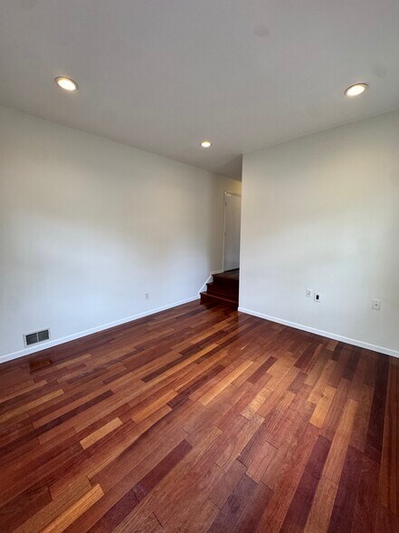 Building Photo - 305 Cobblestone Ct