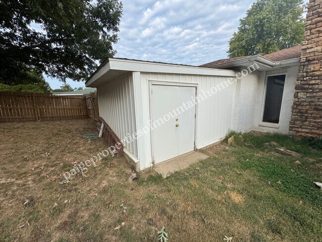 Building Photo - Charming 3 Bedroom, 2 Bath Home with Sunroom, Garage & Privacy-Fenced Yard