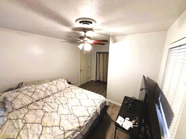 Building Photo - Spacious 4 Bed 2 Bath with Enclosed Patio ...