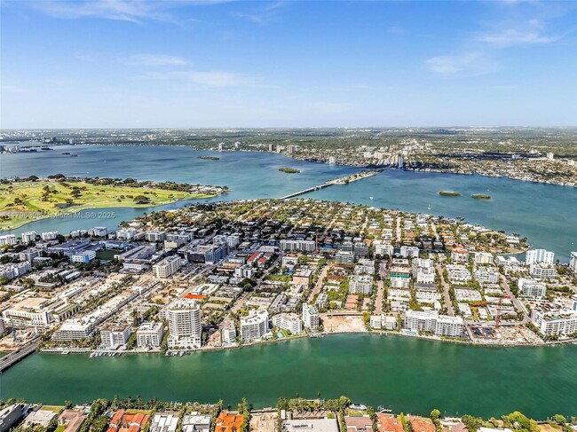Building Photo - 9901 E Bay Harbor Dr