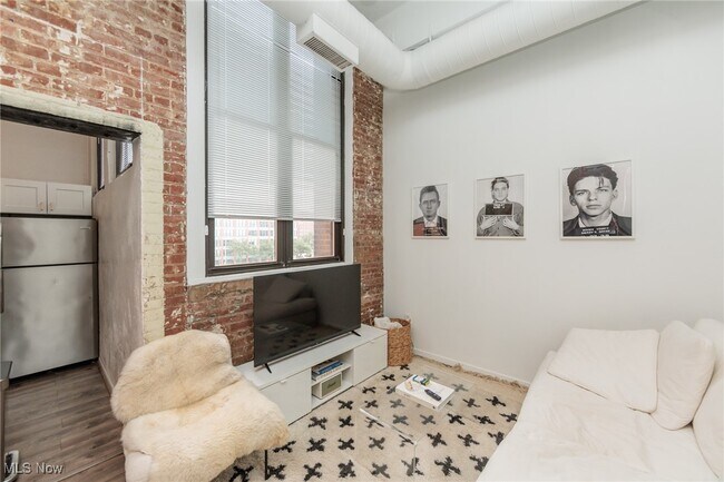 Building Photo - 1133 W 9th St
