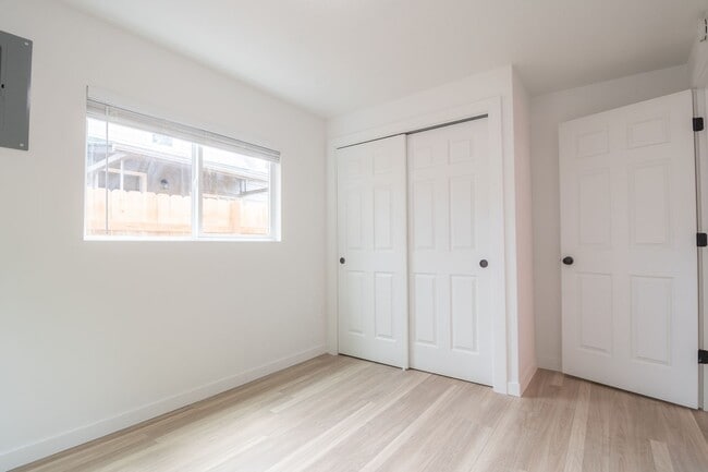 Building Photo - 4845-4847 SE 65th