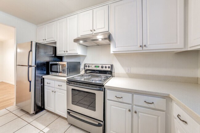 Building Photo - 3-BEDROOM HOME IN FANTASTIC ALAMO HEIGHTS ...