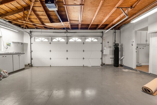 Building Photo - 6415 Lochmoor Dr