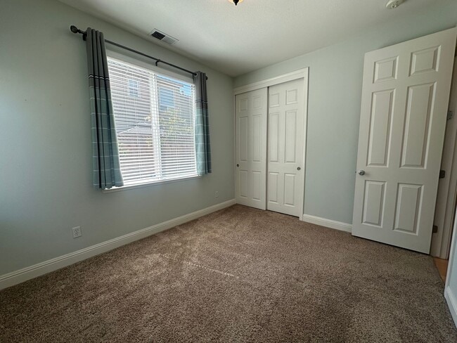 Building Photo - Single Story, Bright and Beautiful Home, w...