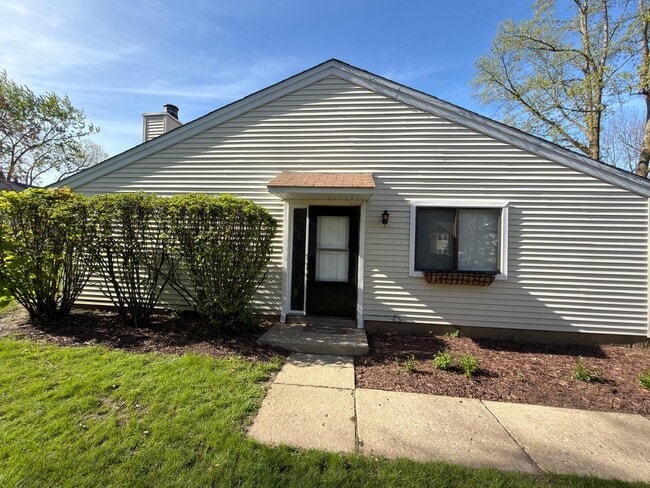 Building Photo - 1326 N Shadow Lake Ter