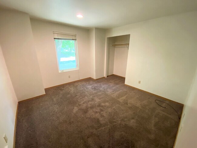 Building Photo - 3 Bed, 2 Bath 1 block from CWU