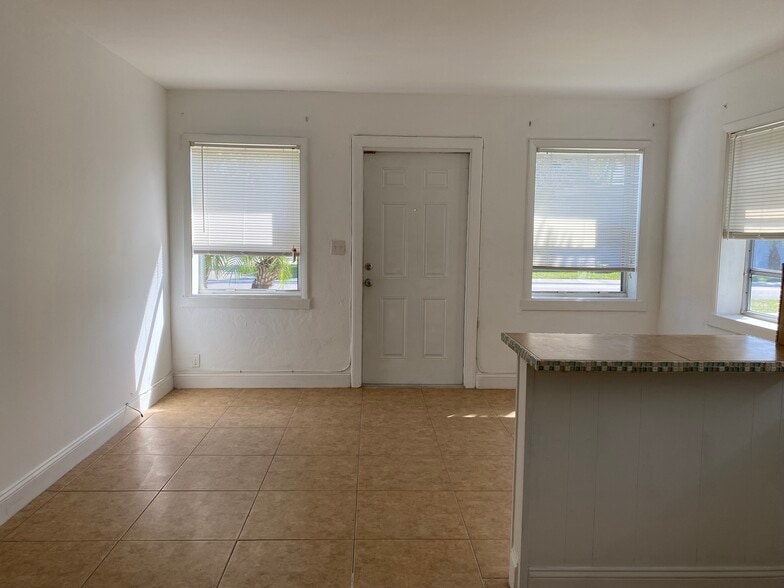 Building Photo - 924 N 16th Ave