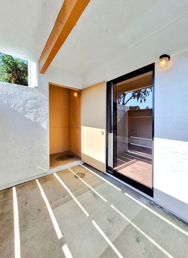 Building Photo - Spacious First Floor 2bd Condo With Laundr...