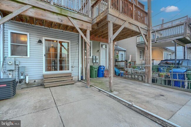 Building Photo - 1620 E Clement St