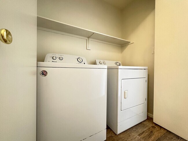 Building Photo - Decatur & Blue Diamond