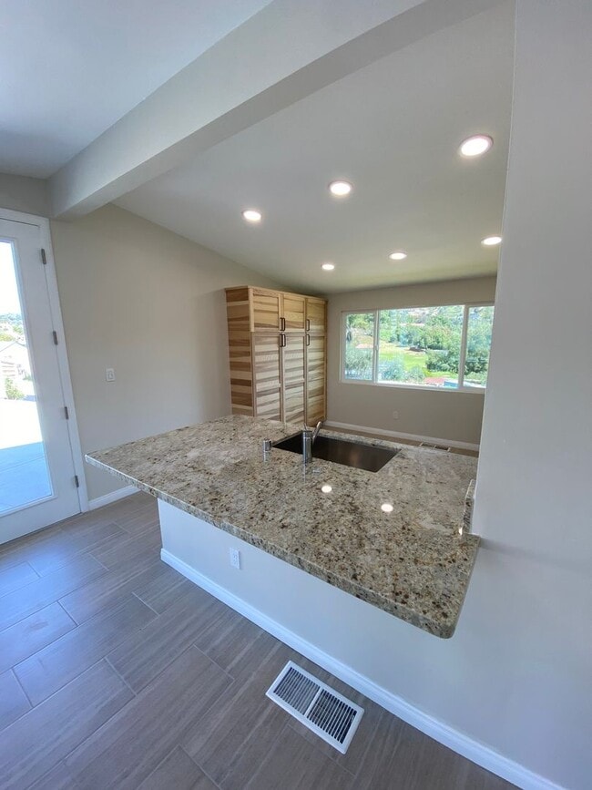 Building Photo - 3 Bed-2 Bath Single Story Home Lakeside with RV parking